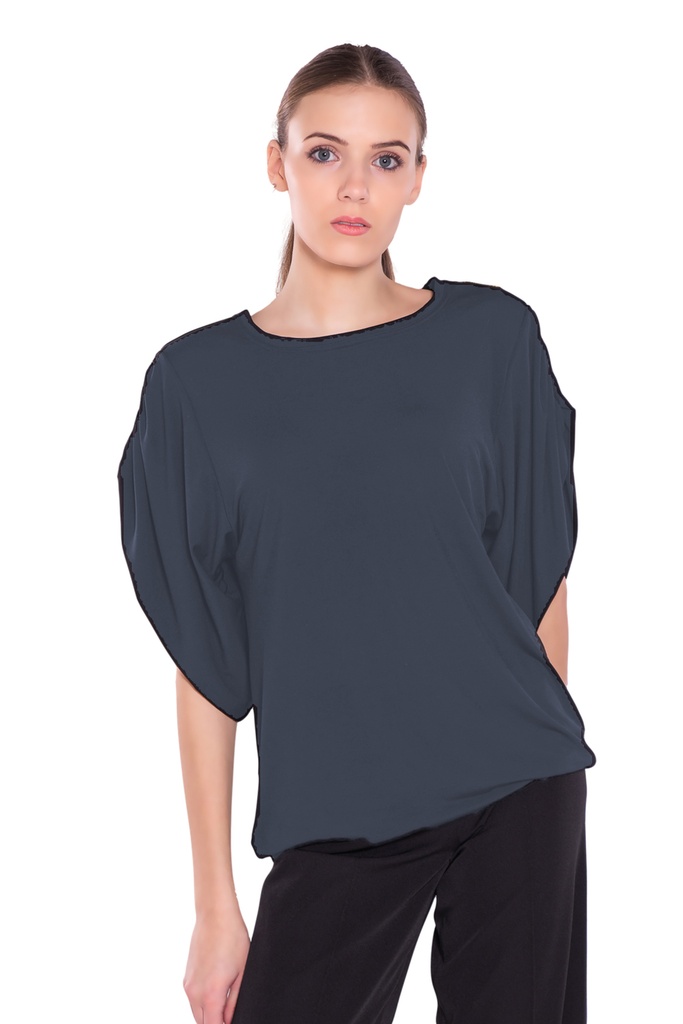 Women's shirt with elaborate sleeves